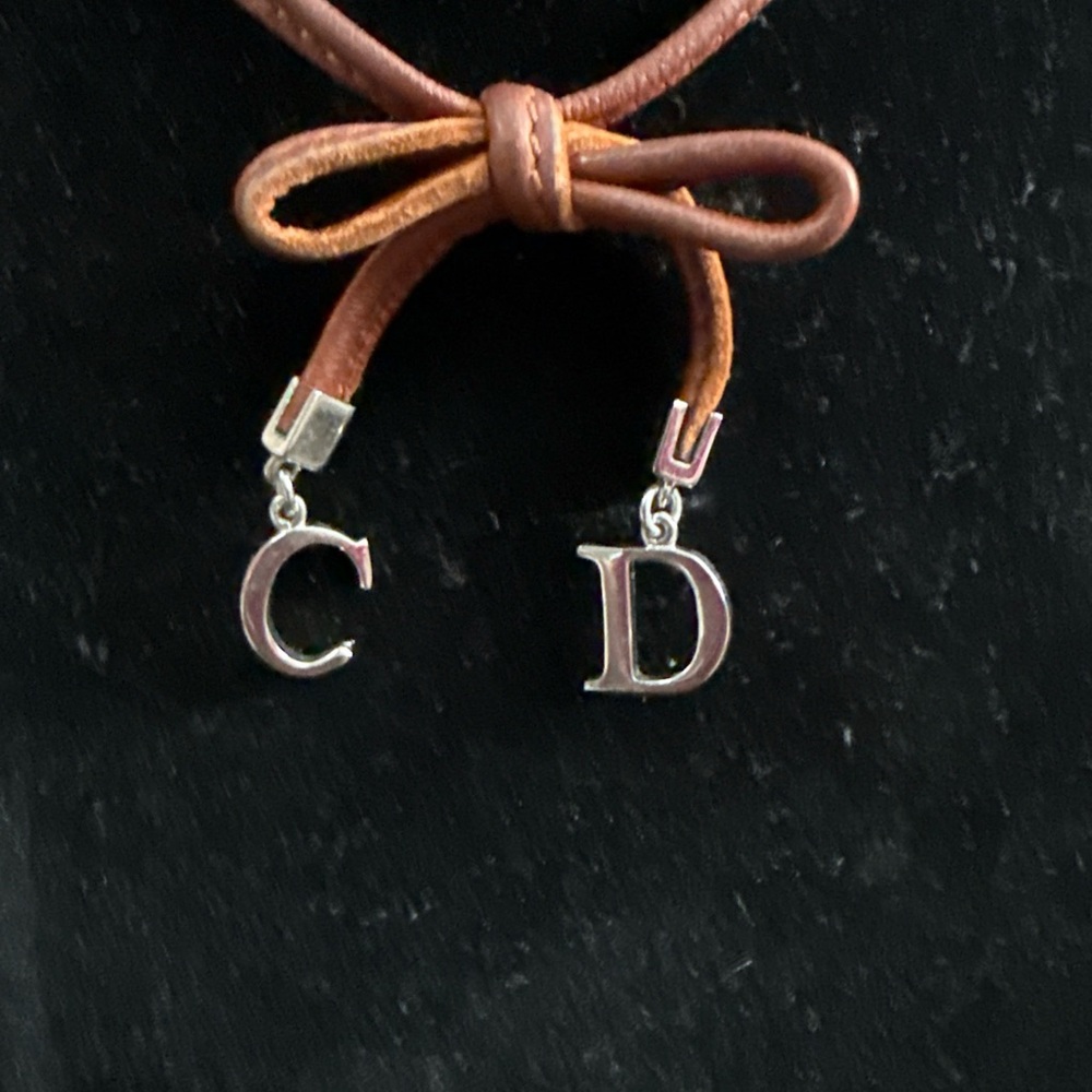 Christian Dior Vintage Bow Choker Necklace Logo CD Charm Brown Leather - Picture 2 of 4